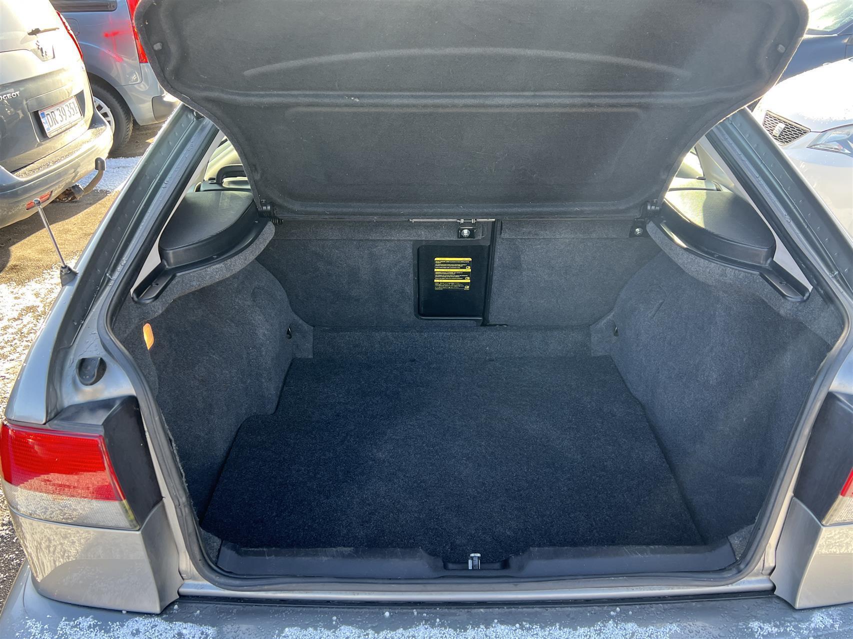 Grå Saab 9-3 fra 2002