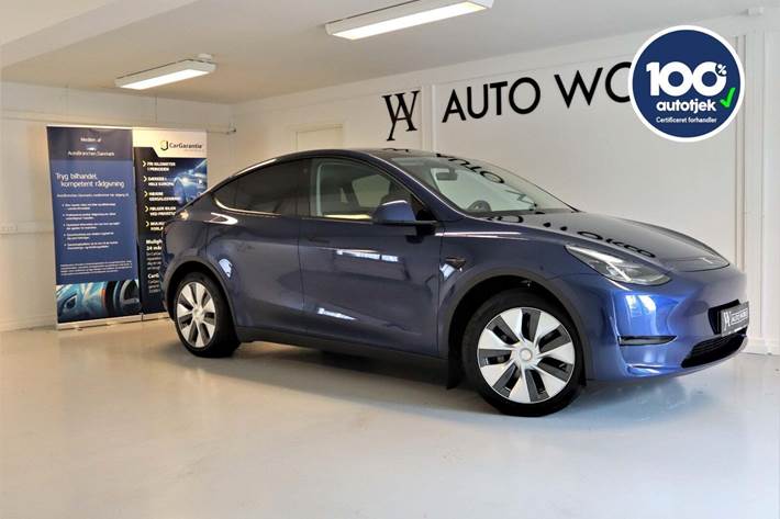 Blå Tesla Model Y fra 2023