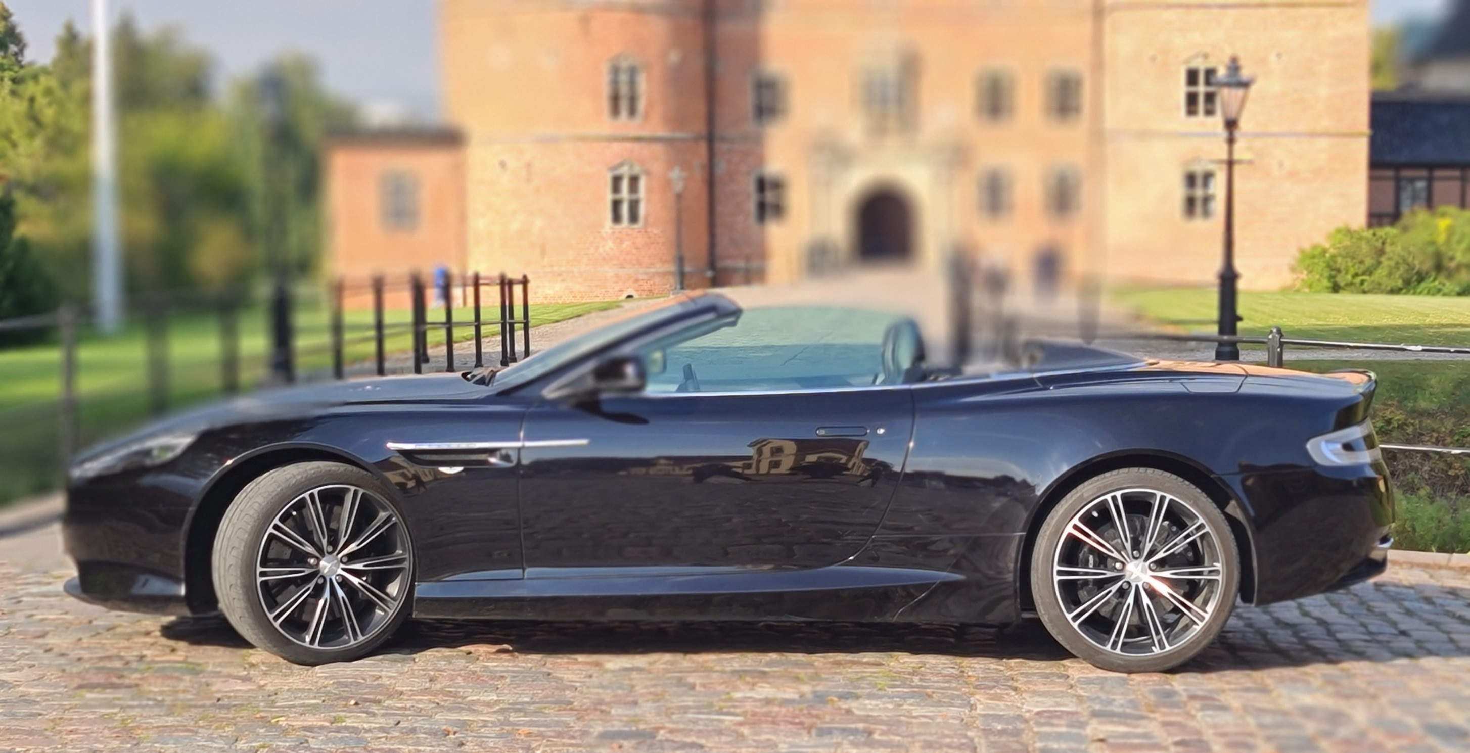 Sort Aston Martin DB9 fra 2014