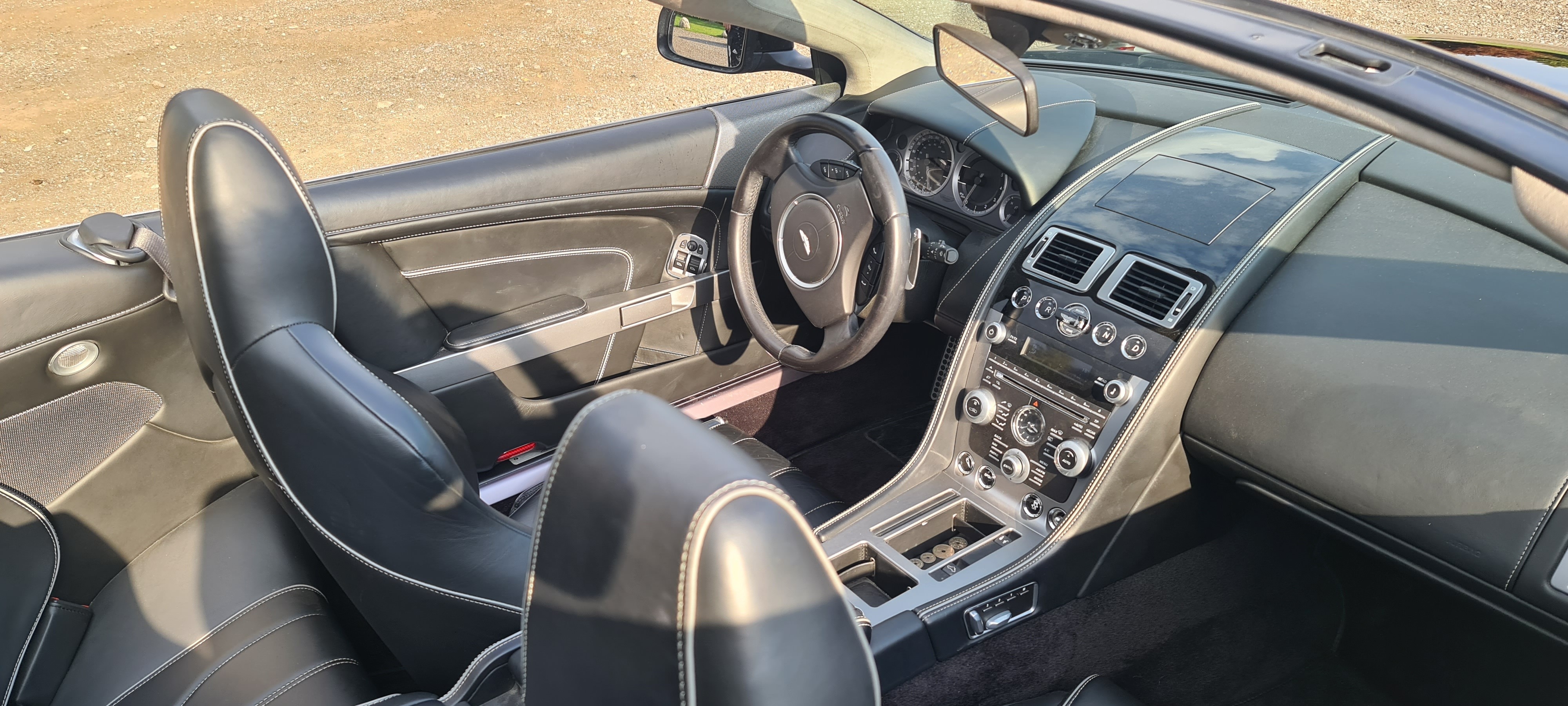 Sort Aston Martin DB9 fra 2014