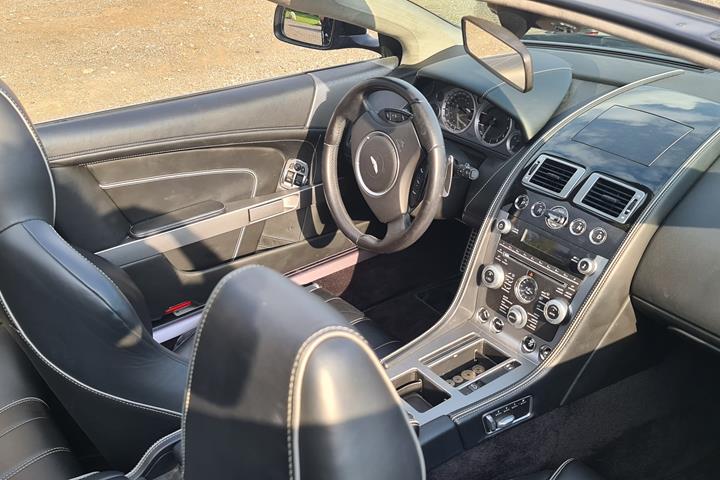 Sort Aston Martin DB9 fra 2014