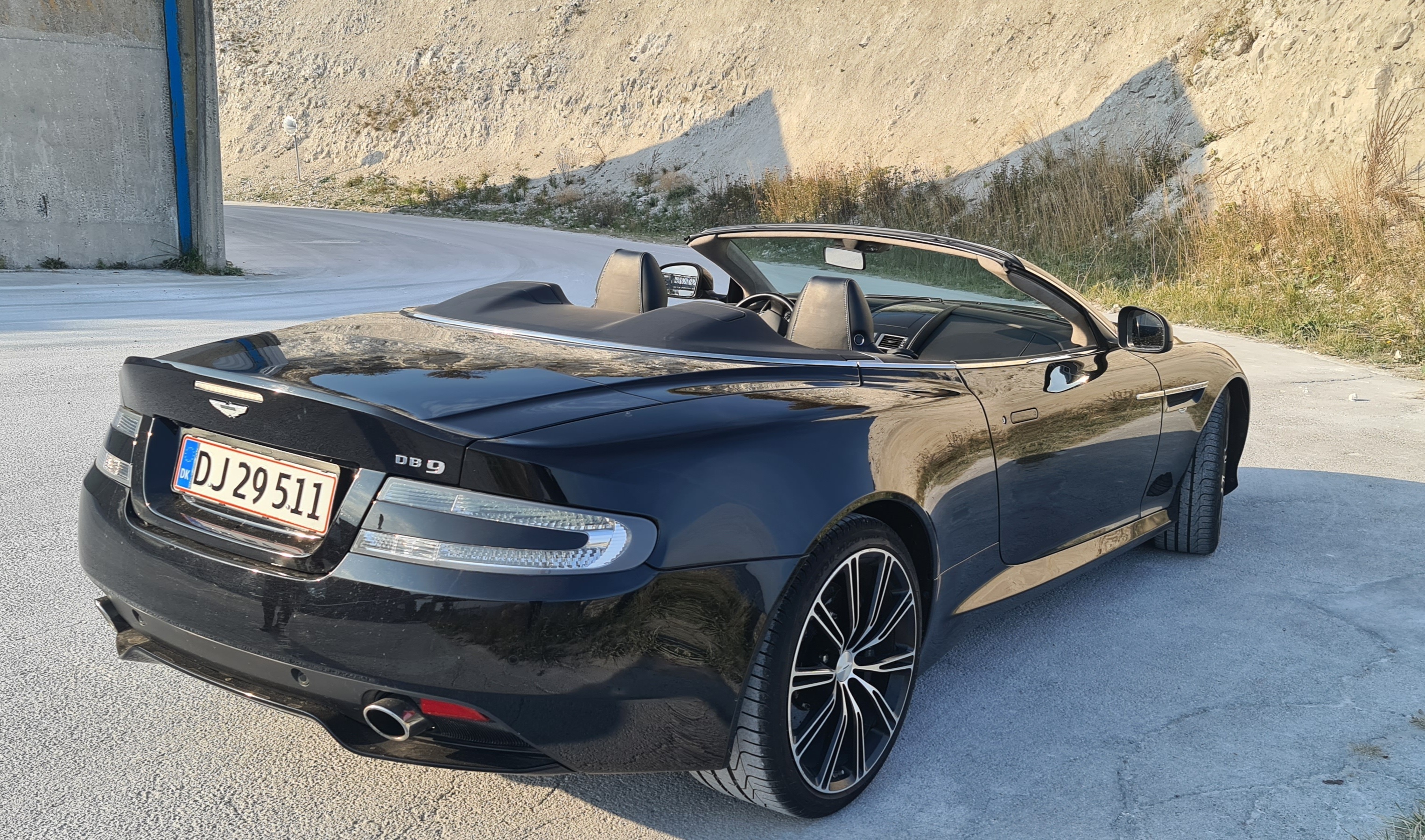 Sort Aston Martin DB9 fra 2014