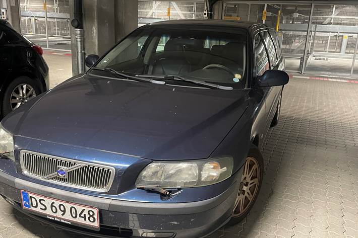 Blå Volvo V40 fra 2004