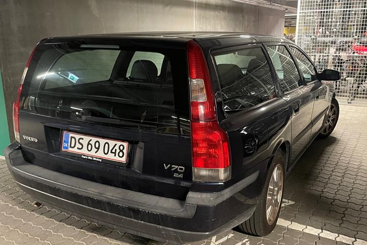 Blå Volvo V40 fra 2004