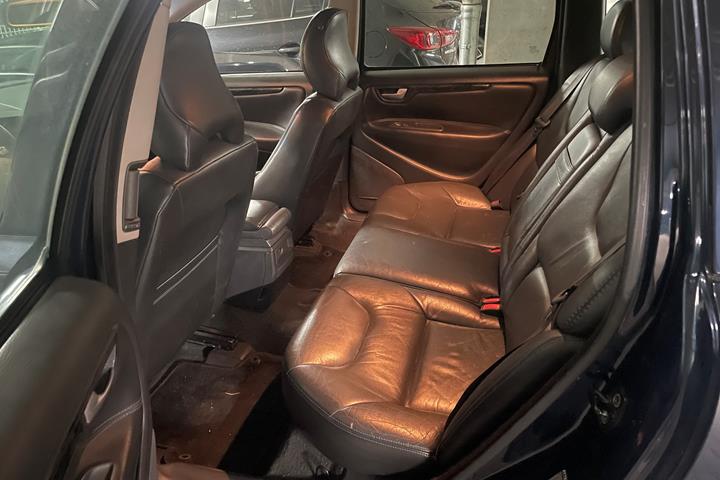 Blå Volvo V40 fra 2004