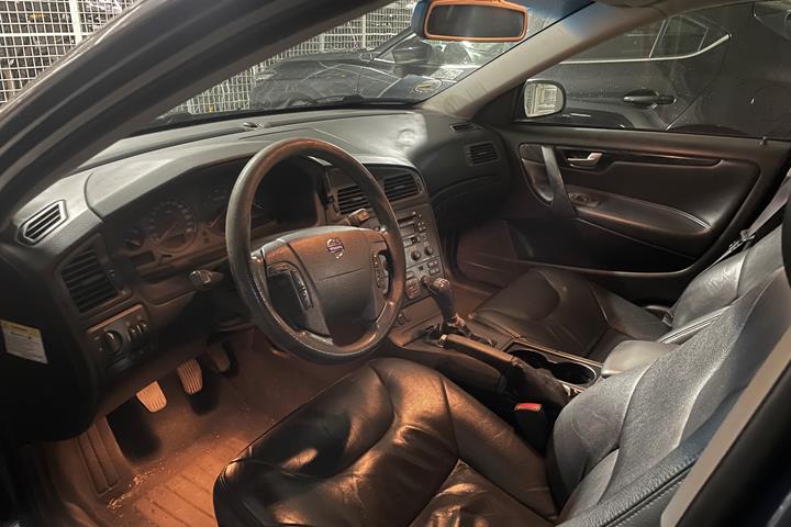 Blå Volvo V40 fra 2004