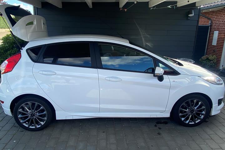 Hvid Ford Fiesta fra 2016