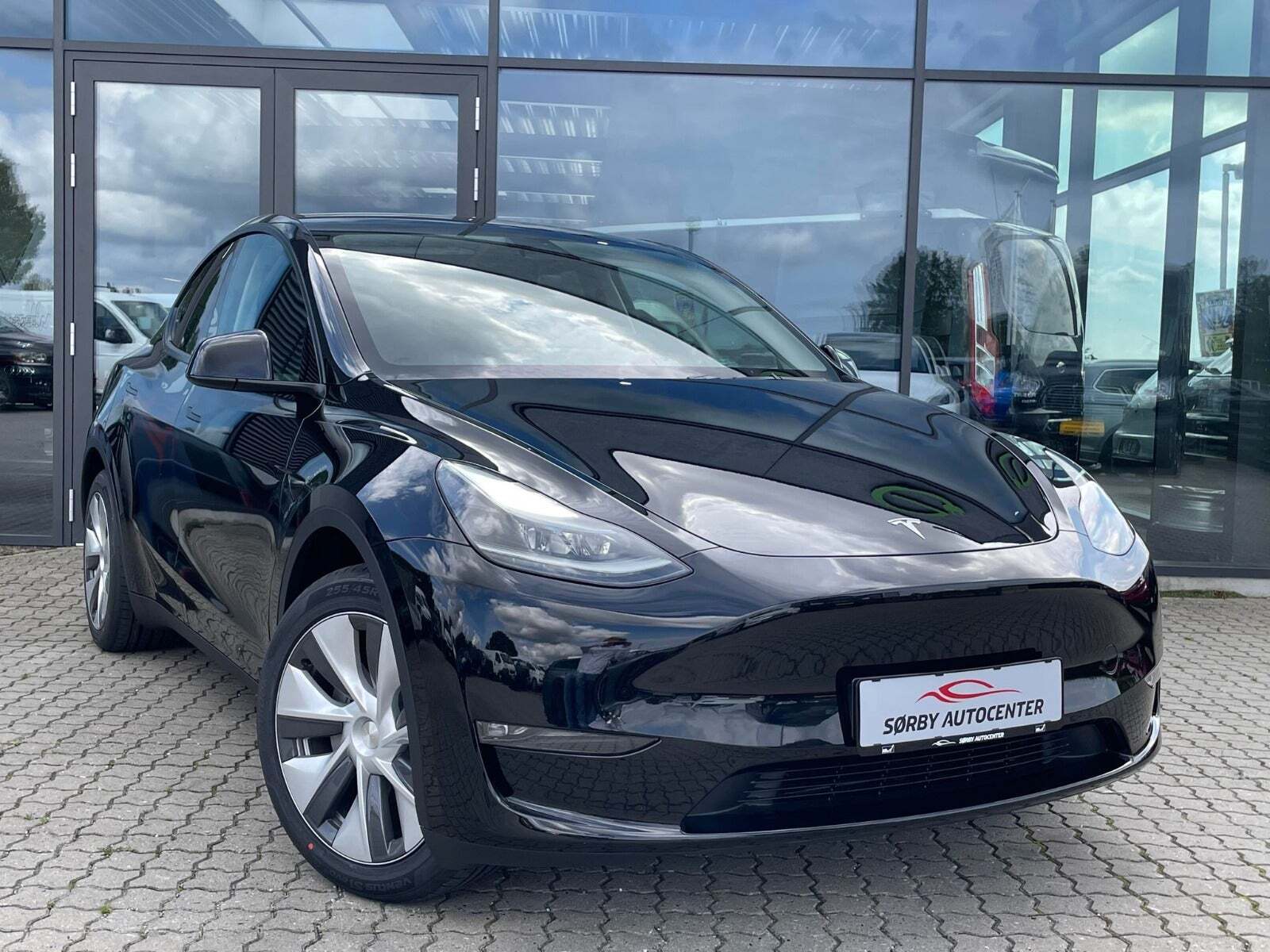 Sort Tesla Model Y fra 2023