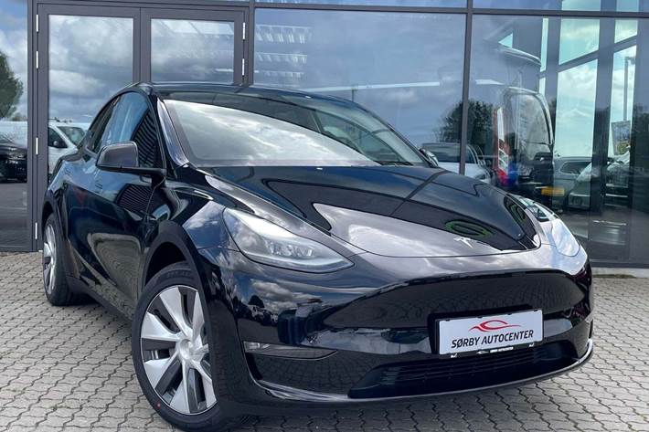 Sort Tesla Model Y fra 2023