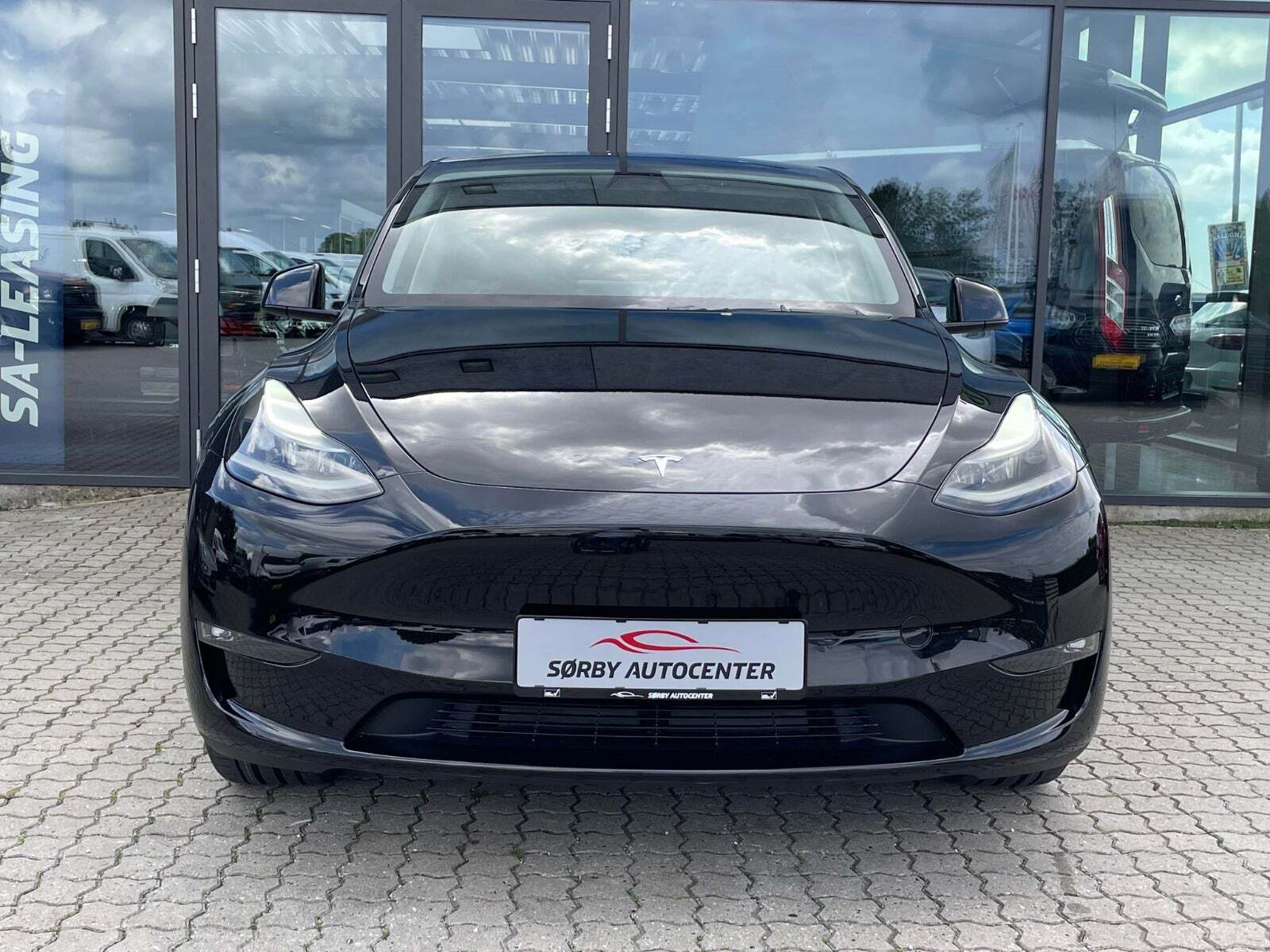 Sort Tesla Model Y fra 2023