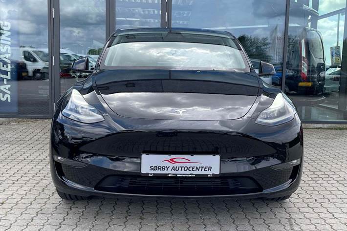 Sort Tesla Model Y fra 2023