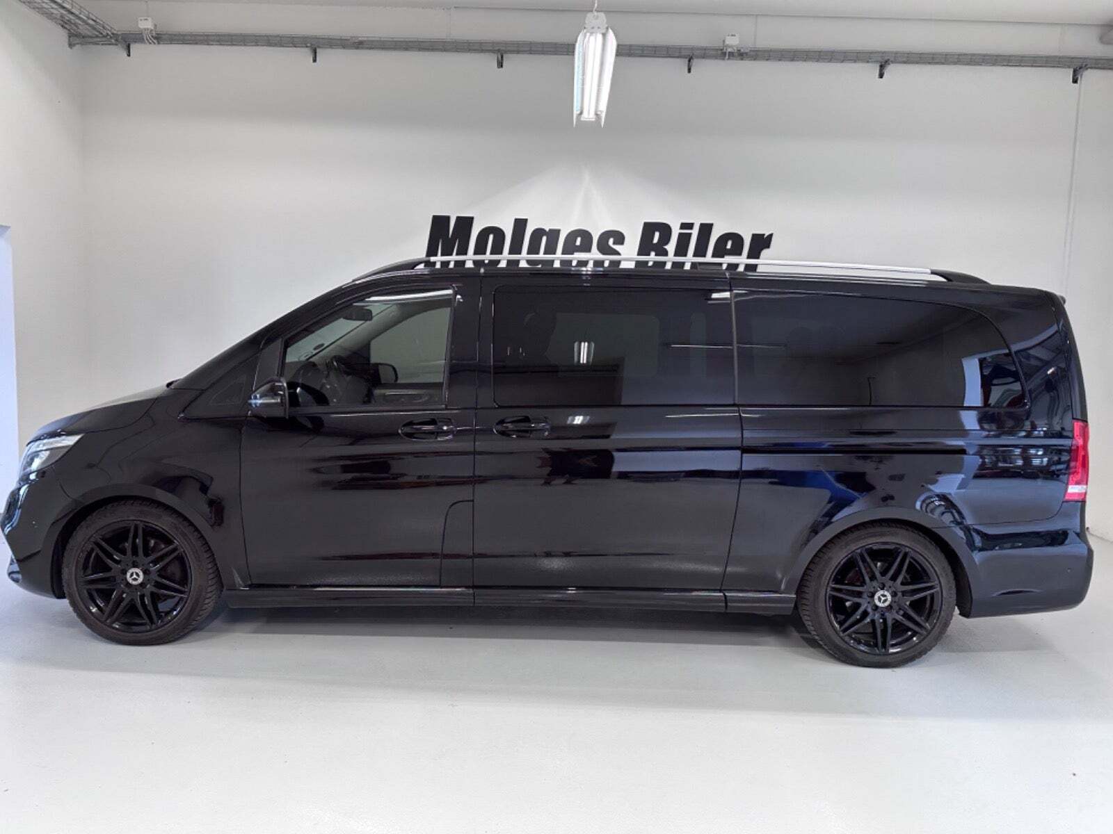 Sort Mercedes V300 d fra 2019 set udefra