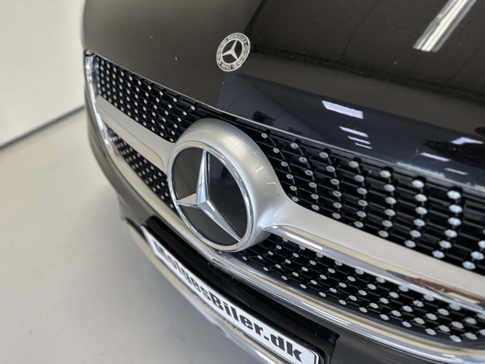 Sort Mercedes V300 d fra 2019 set udefra