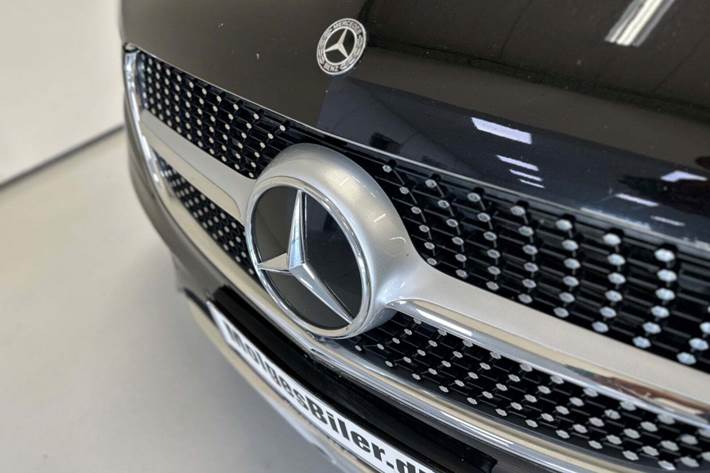 Sort Mercedes V300 d fra 2019 set udefra