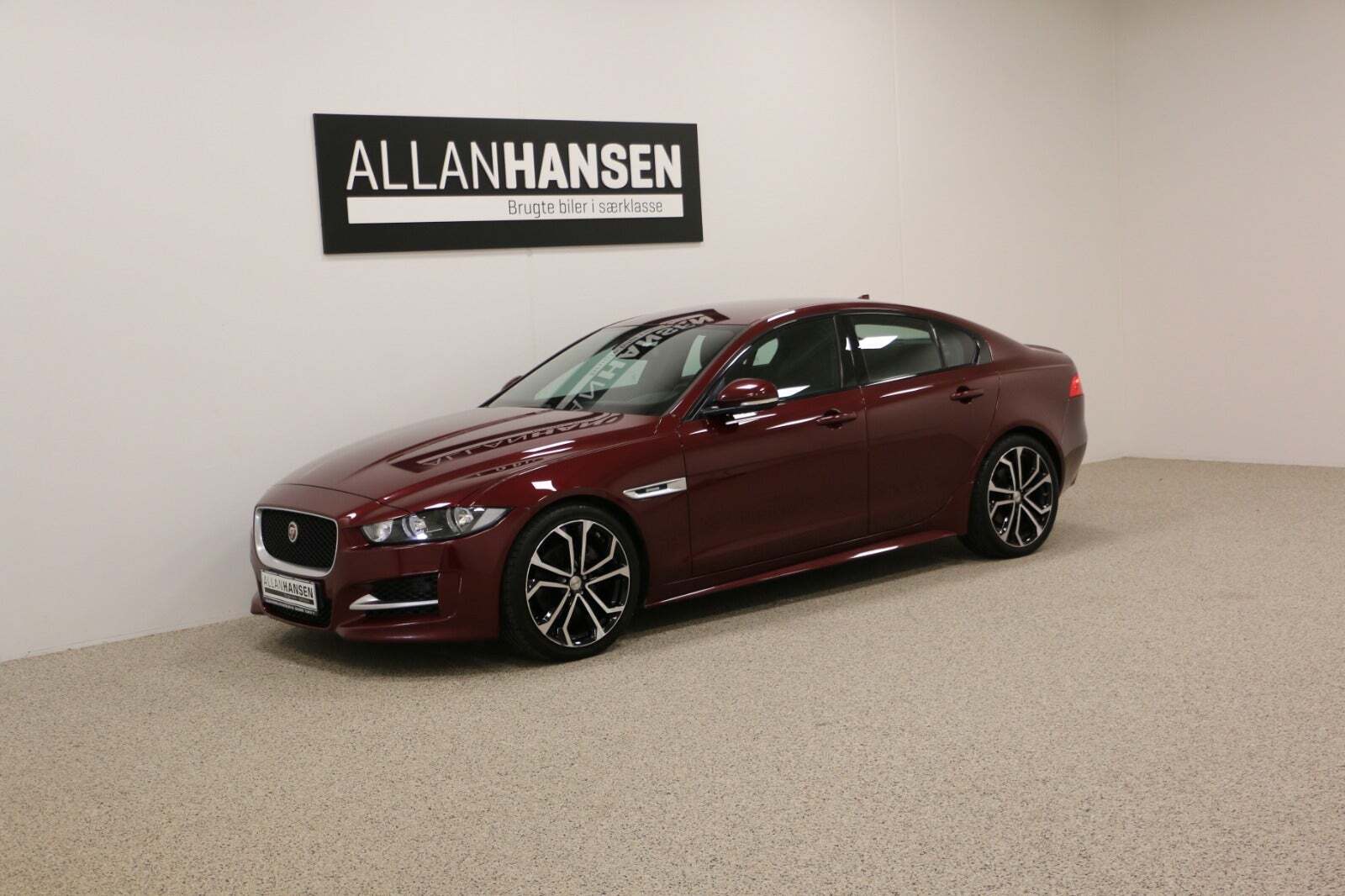 Grå Jaguar XE fra 2016