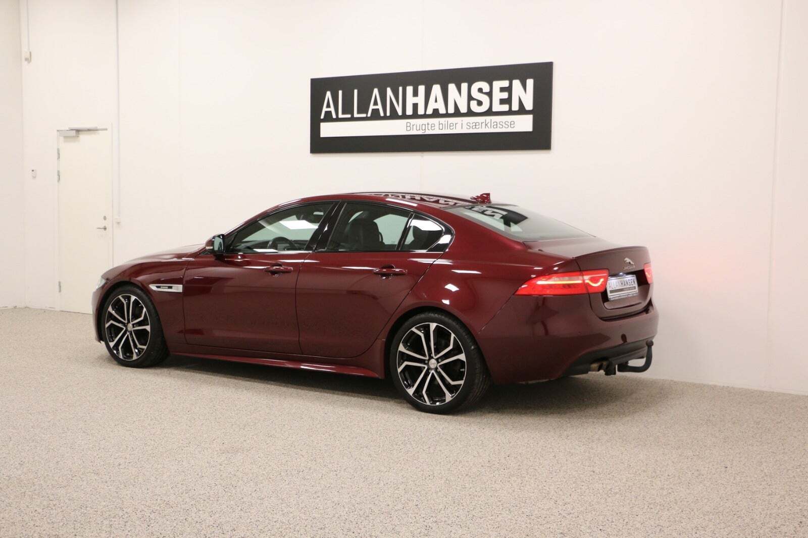 Grå Jaguar XE fra 2016