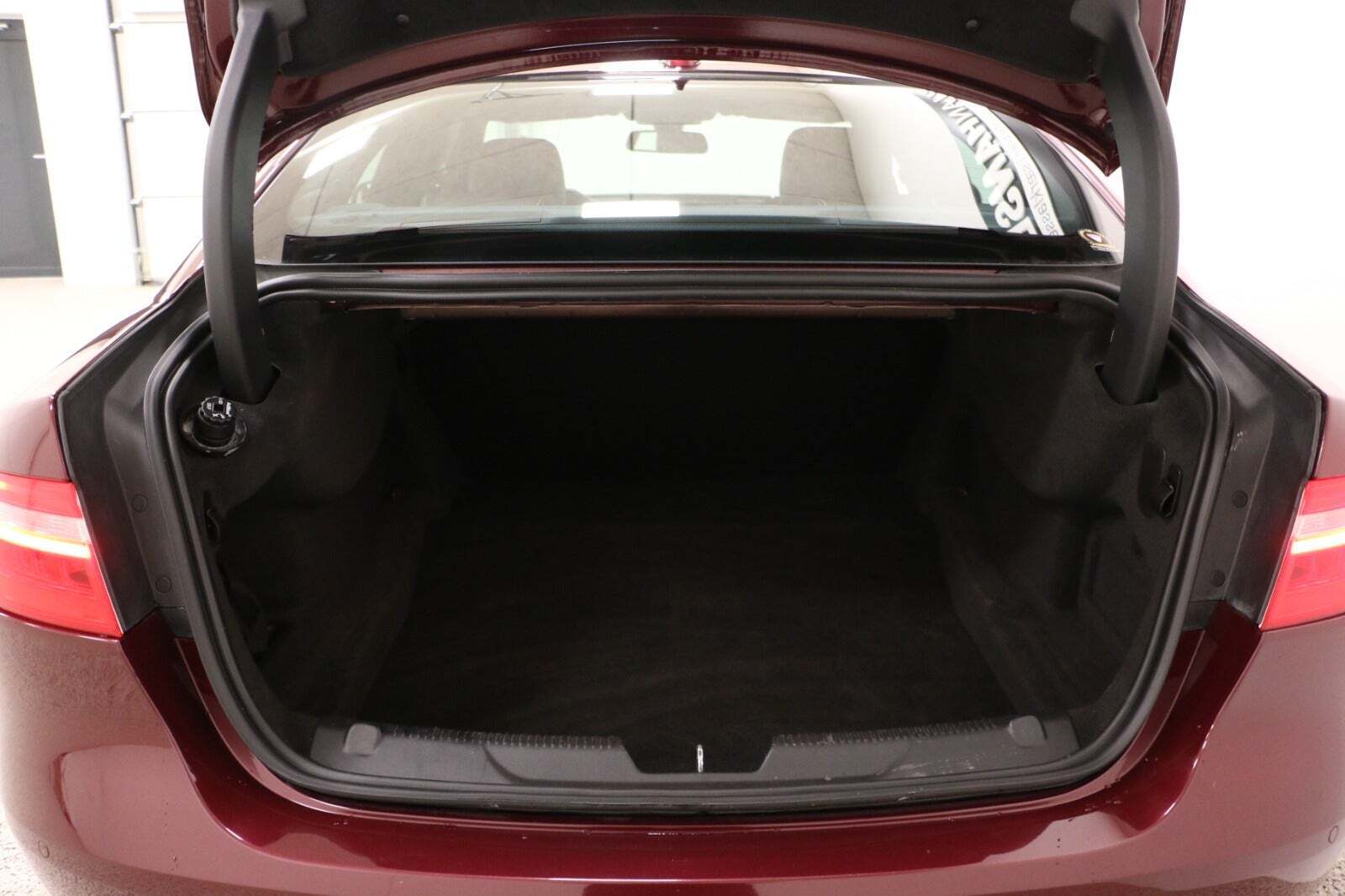 Grå Jaguar XE fra 2016