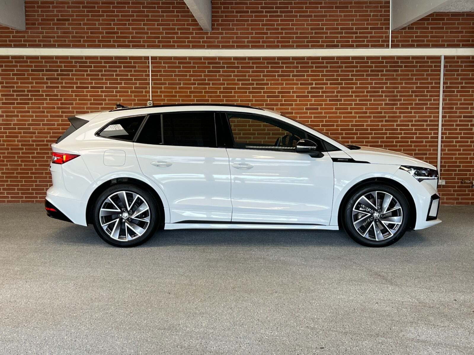 Grå Skoda Enyaq fra 2021