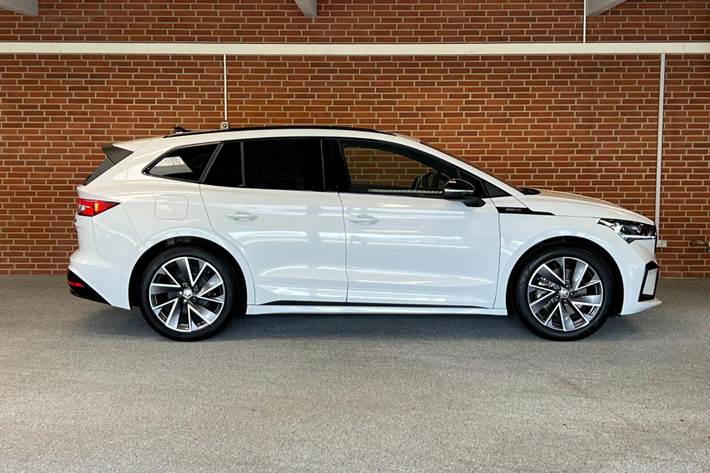 Grå Skoda Enyaq fra 2021