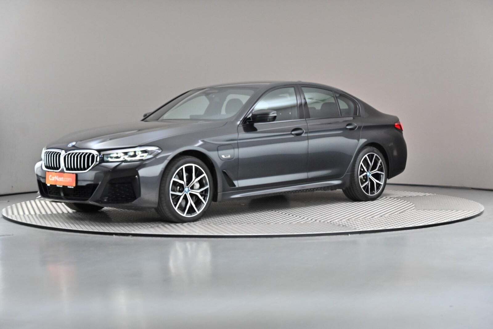 Grå BMW 545e fra 2022