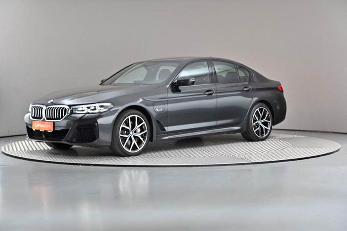 Grå BMW 545e fra 2022