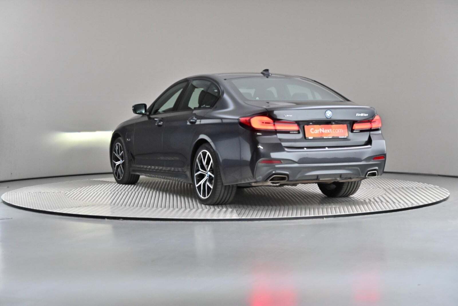 Grå BMW 545e fra 2022