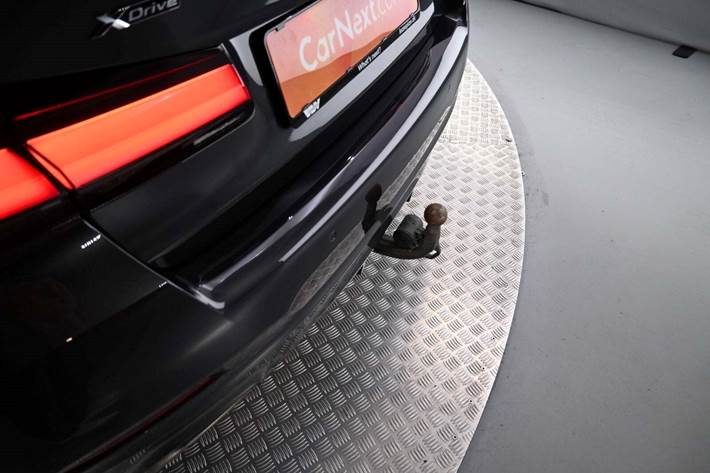 Grå BMW 545e fra 2022