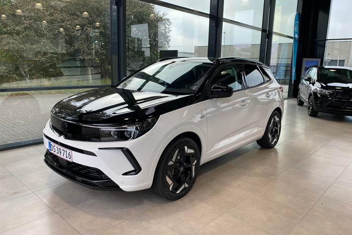 Hvid Opel Grandland fra 2023 set udefra