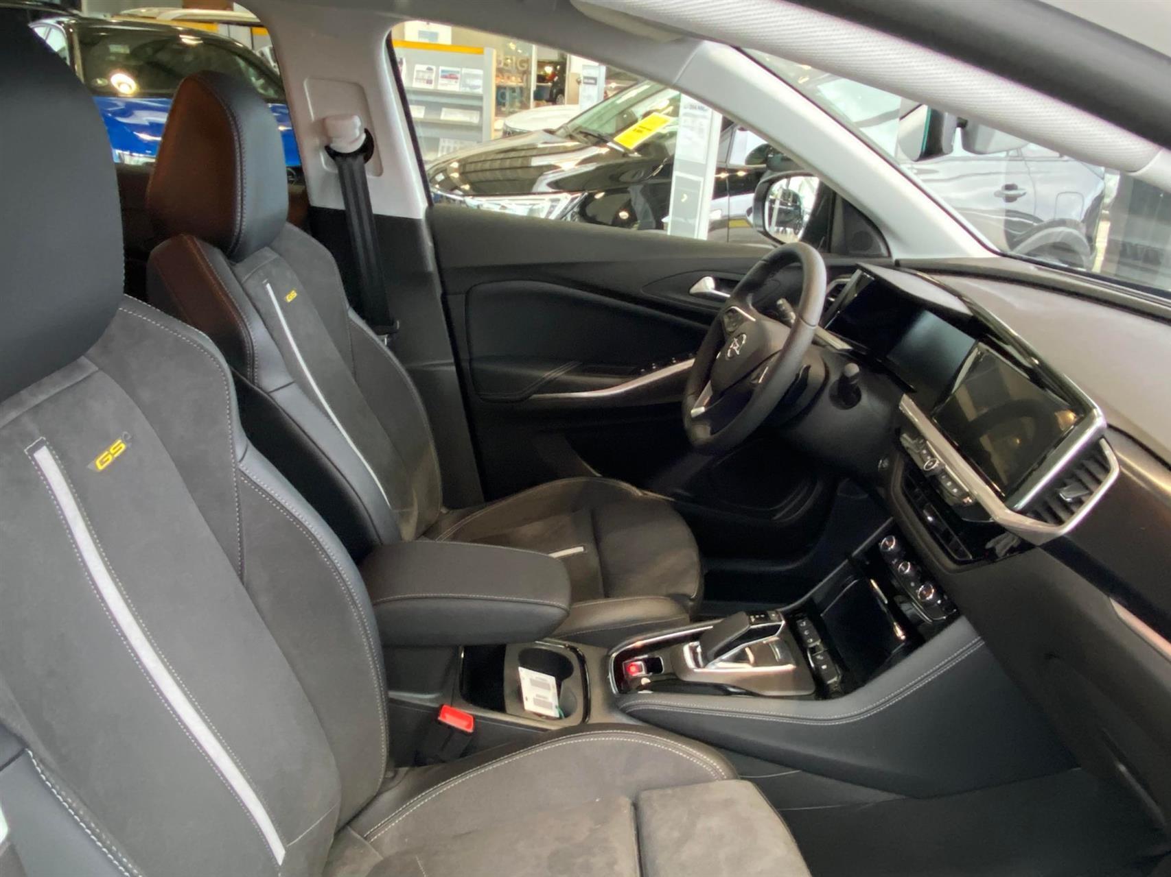 Hvid Opel Grandland fra 2023