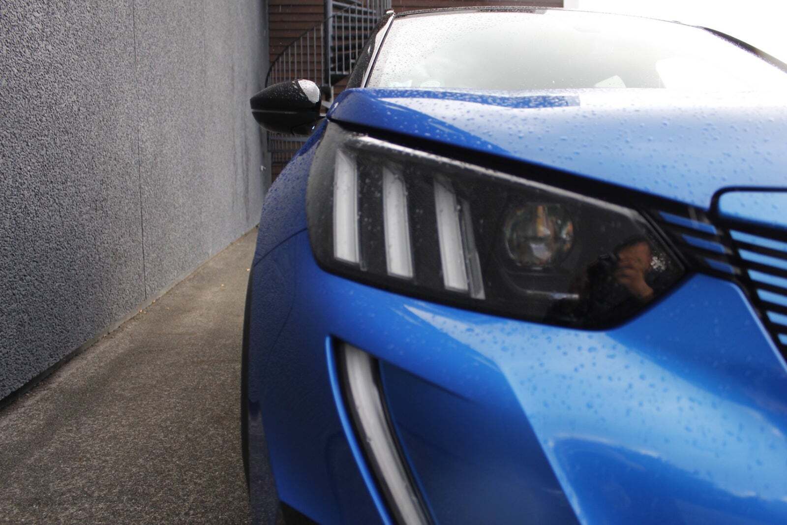 Blå Peugeot e-2008 fra 2021