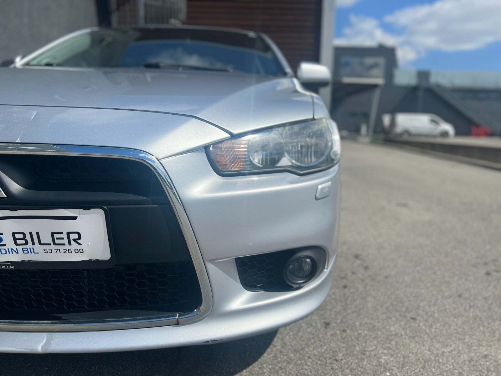 Sølv Mitsubishi Lancer fra 2010 set udefra