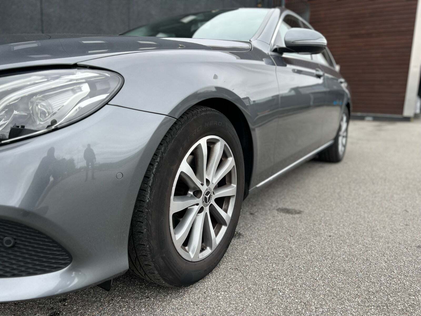 Grå Mercedes E220 d fra 2018