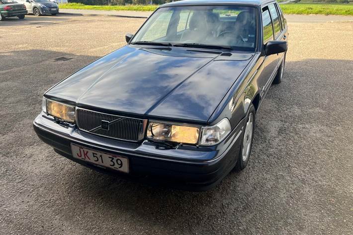 Grå Volvo S90 fra 1997