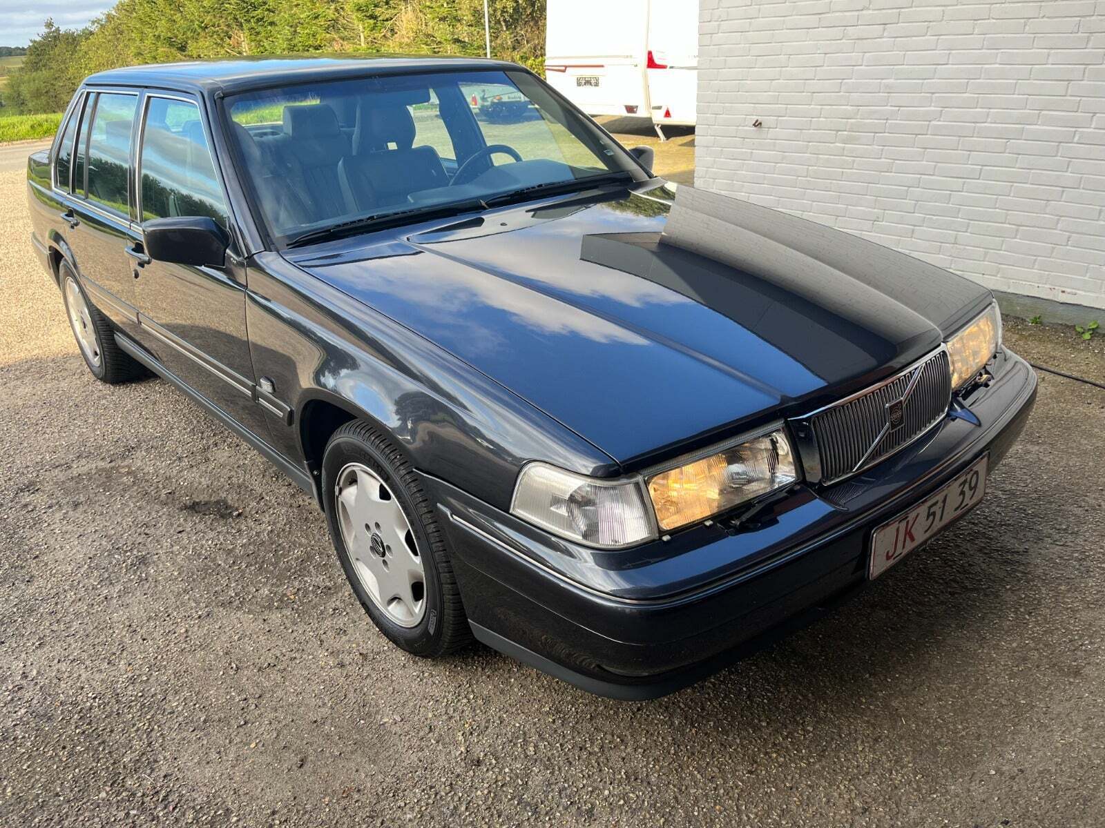 Grå Volvo S90 fra 1997