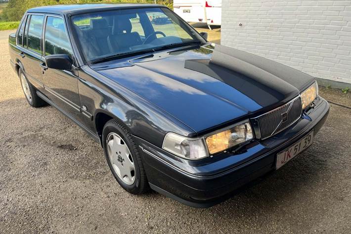 Grå Volvo S90 fra 1997