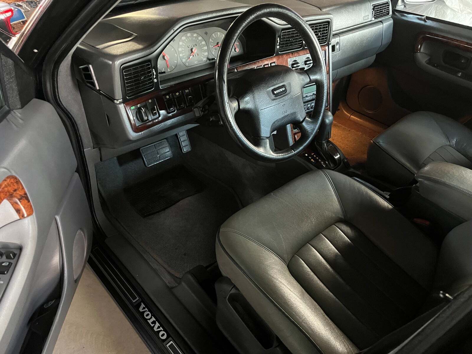 Grå Volvo S90 fra 1997