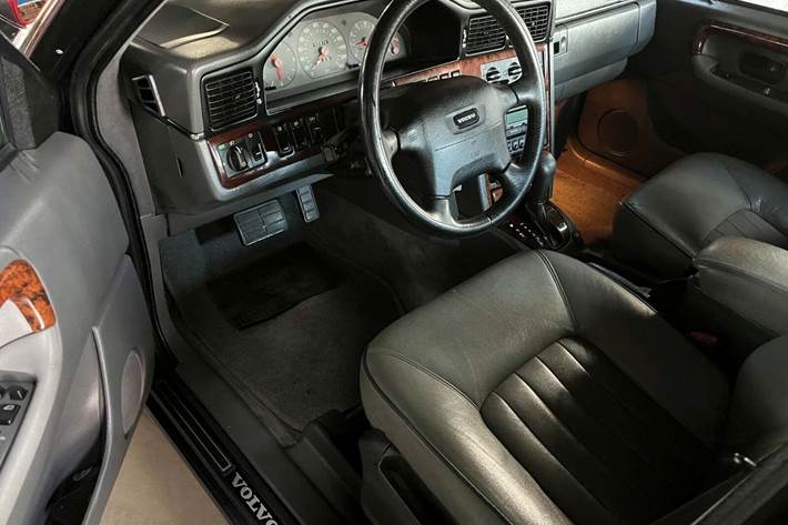 Grå Volvo S90 fra 1997