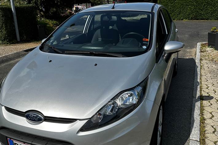 Grå Ford Fiesta fra 2011
