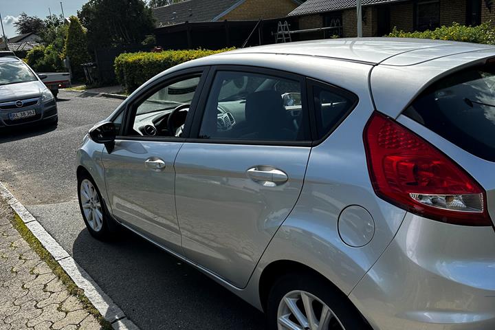Grå Ford Fiesta fra 2011