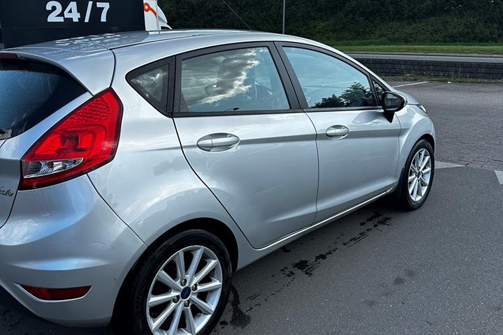 Grå Ford Fiesta fra 2011