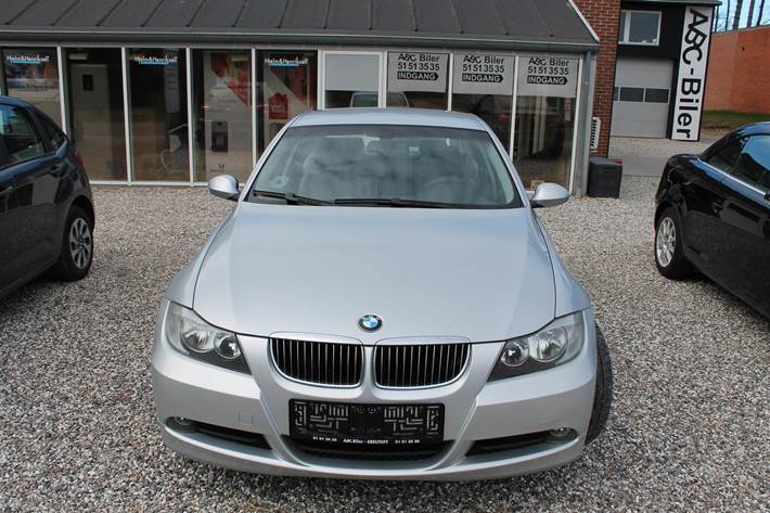Sølv BMW 320i fra 2007