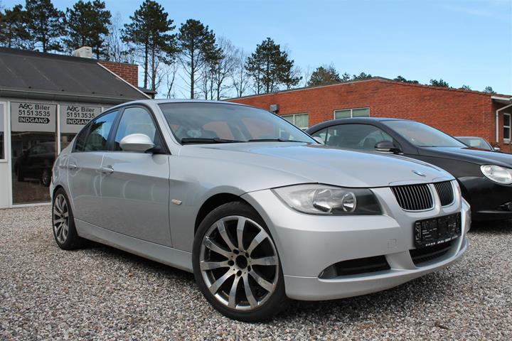 Sølv BMW 320i fra 2007
