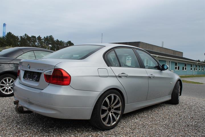 Sølv BMW 320i fra 2007