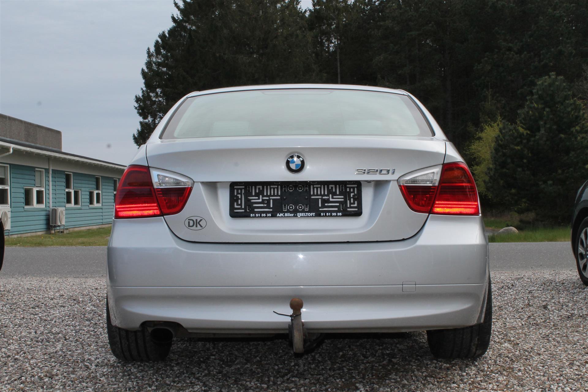 Sølv BMW 320i fra 2007