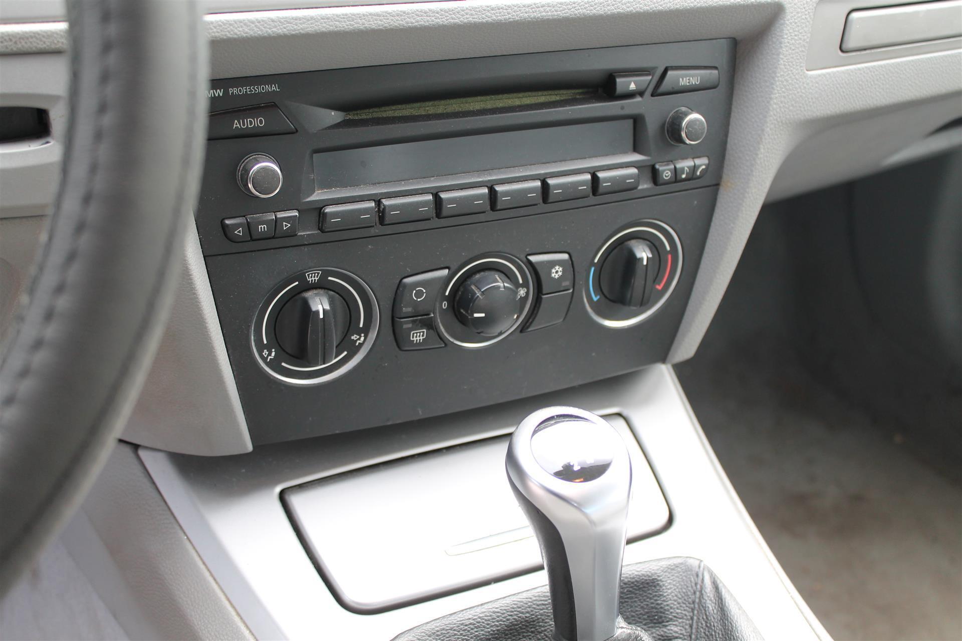 Sølv BMW 320i fra 2007