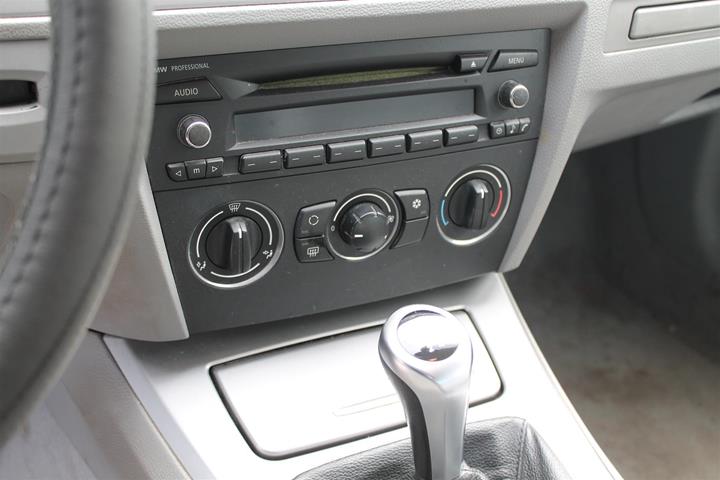 Sølv BMW 320i fra 2007