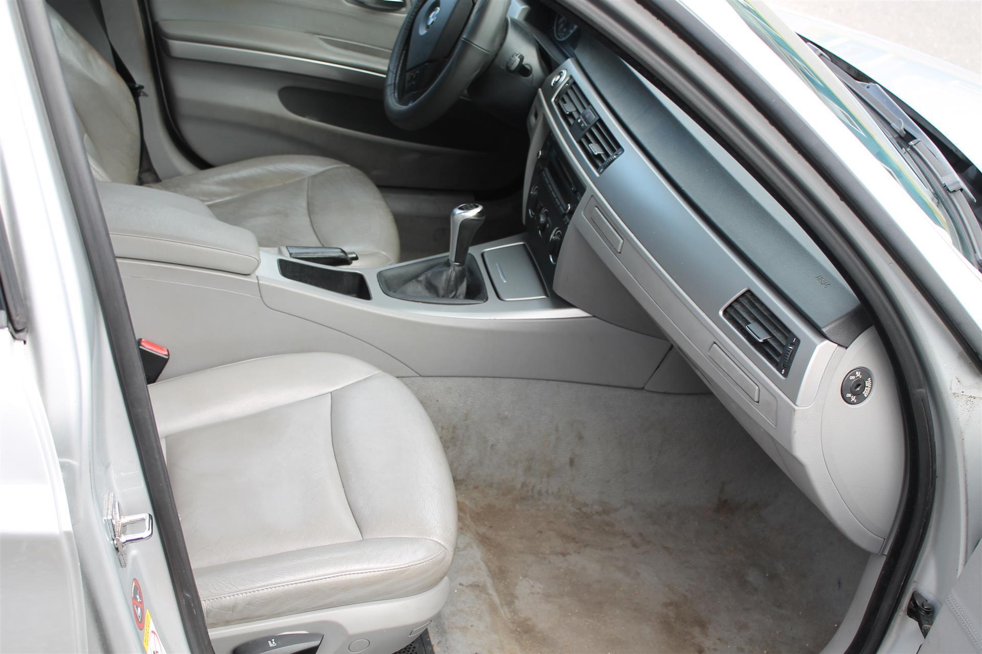 Sølv BMW 320i fra 2007