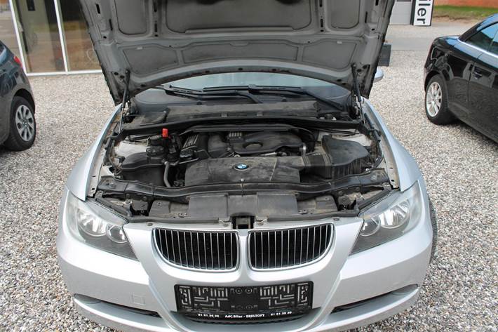 Sølv BMW 320i fra 2007