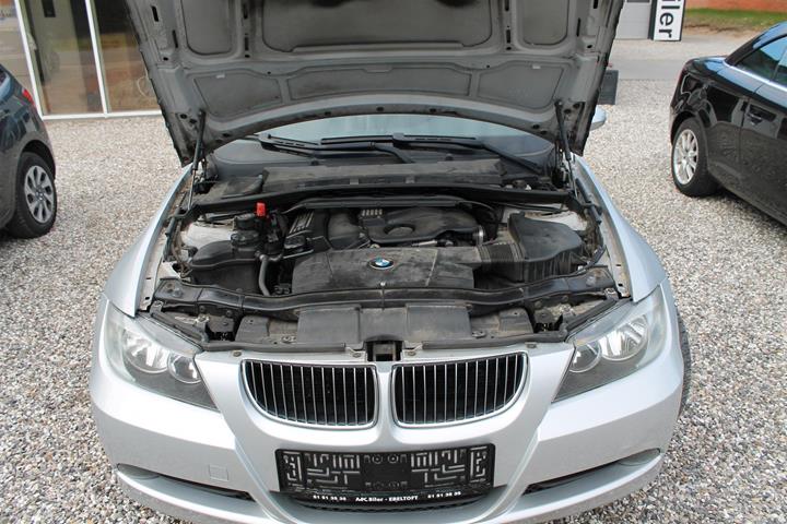 Sølv BMW 320i fra 2007