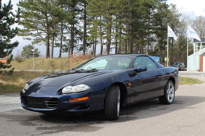 Blå Chevrolet Camaro fra 1999